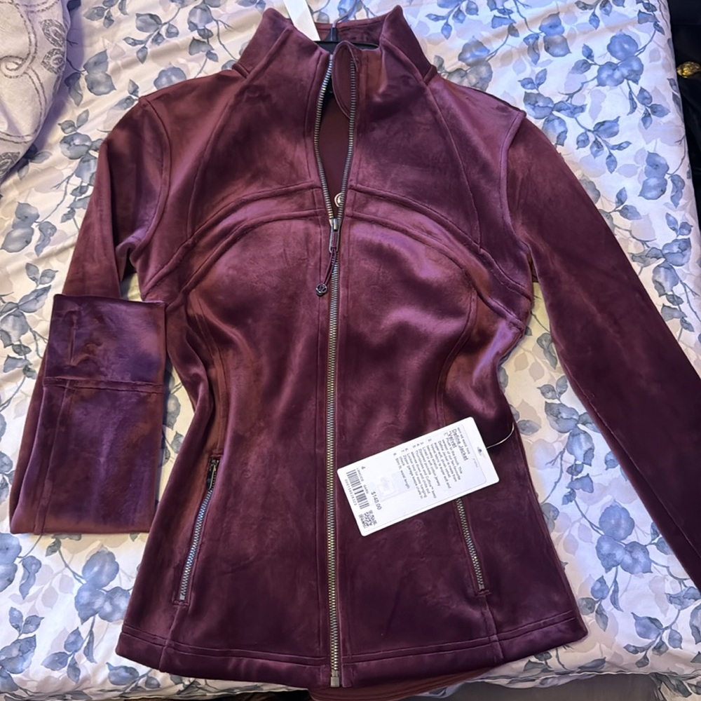 Brand new with tags lululemon define jacket in Velvet♥️
Size 4